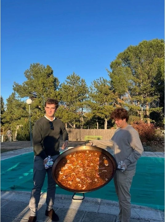 Ago y Tito, equipo Pulso23 Kitchen catering Madrid, con paellera de arroces