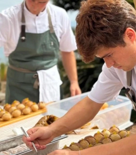 Chef Pulso23 Kitchen emplatando en evento de catering en Madrid