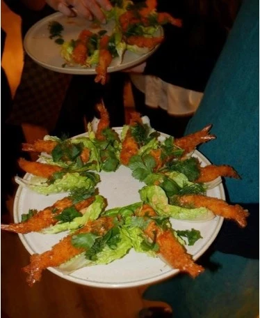 Gambas tempura servidas en mesa — catering cenas privadas Madrid Pulso23 Kitchen